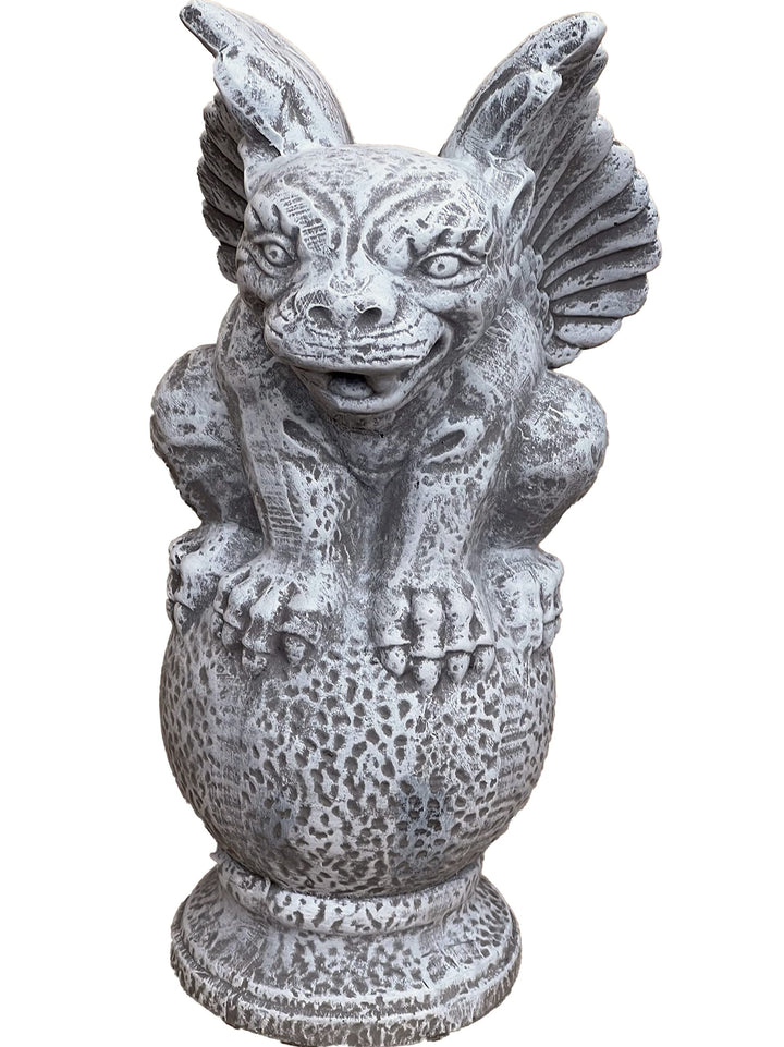 stoneandstyle Steinfigur Gargoyle auf Kugel frostfest wetterfest Steinguss