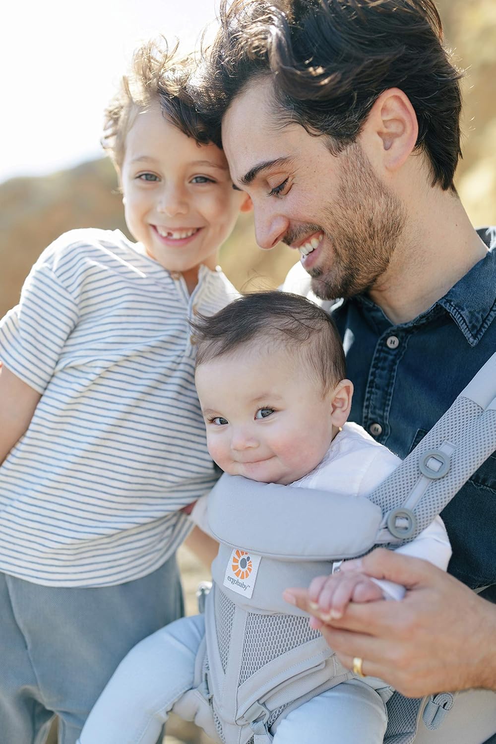 Ergobaby Bundle aus Omni 360 Cool Air Mesh 4-Positionen Babytrage, Pearl Grey + Schultergurtschoner