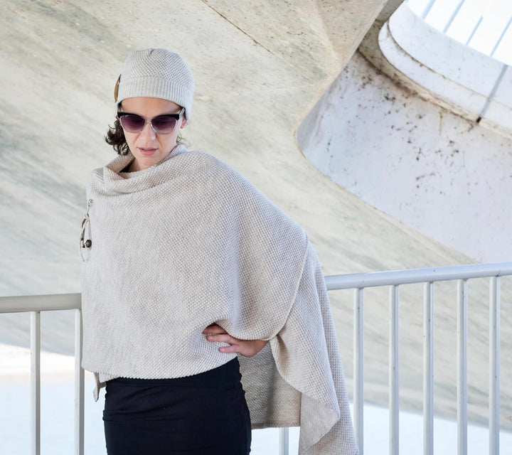 KNIT FACTORY - Jazz Poncho - Elegant Gestrickter Damen Cape - Wickelschal mit Wolle - Hochwertige Qu