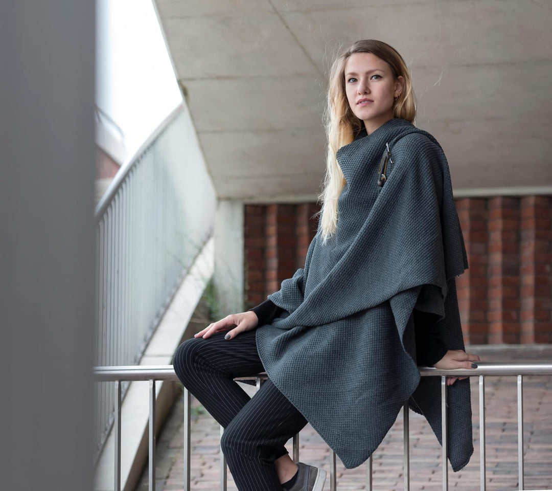 KNIT FACTORY - Jazz Poncho - Elegant Gestrickter Damen Cape - Wickelschal mit Wolle - Hochwertige Qu
