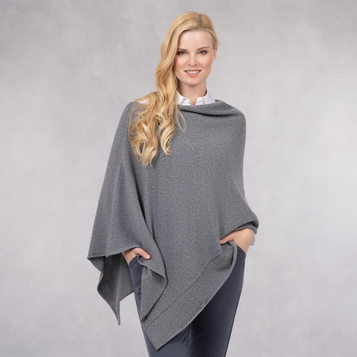 GIESSWEIN Merino Lambswool Poncho - Damen Feinstrick Überwurf aus Merinowolle, Wool Cape, Frauen Str