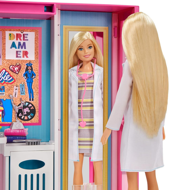 Barbie GBK10 - Traum Kleiderschrank mit Blonder Puppe, +25 Zubehörteilen, 60 cm, +10 Aufbewahrungsbe
