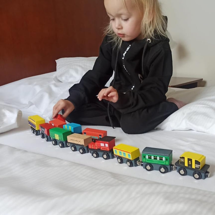 KRUZZEL Holzeisenbahn Set mit Organizer 3 Lokomotiven 9 Waggons Magneteisenbahn Montessori 23522