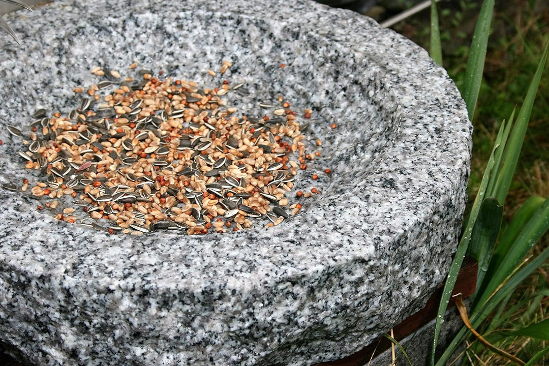 Gebrüder Lomprich Vogelbad aus Granit (mit 4 Vögele am Rand sitzend), mit 4 Vögele am Rand sitzend