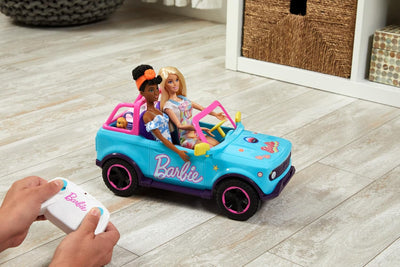 Hot Wheels Ferngesteuertes Auto, Barbie Ferngesteuerter SUV mit Aufklebern, kann 2 Barbie-Puppen Plu