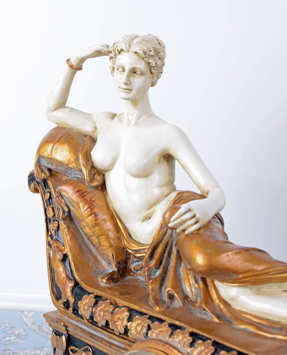 Figürliche Kaminuhr Aphrodite auf Recamiere Empire Stil IS024 Palazzo Exklusiv
