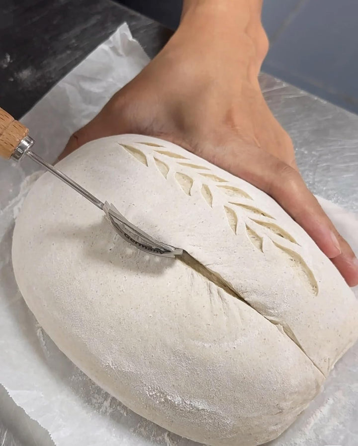 Brotbackset mit 2 Gärkörben (24 cm Rund & 25 cm Oval), inkl. Sauerteig-Glas, Brotschneider, Teigscha