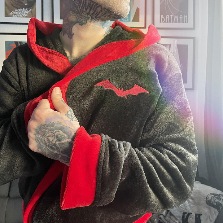 Elbenwald The Batman Bademantel mit Batsignal Motiv mit Kapuze Gürtel unisex schwarz rot