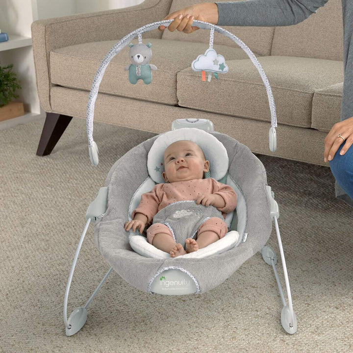 Ingenuity Pemberton, automatische Babywippe mit zwei Stufen, Sicherheitsgurt, luftdurchlässigem Mate