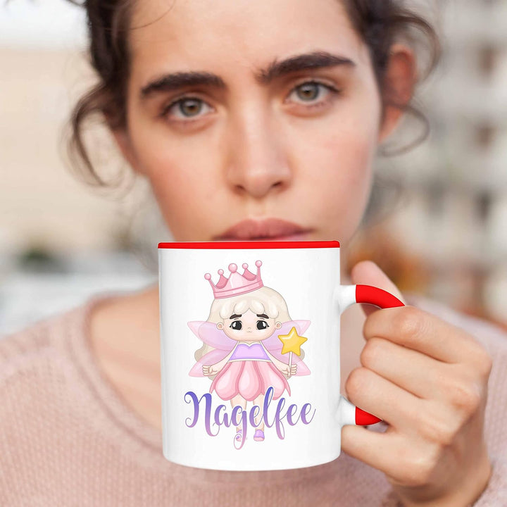 Trendation - Nagel-Fee Tasse Geschenk Nagelstudio Mitarbeiterin Gel-Nägel Spruch Süsse Grafik (Rot),