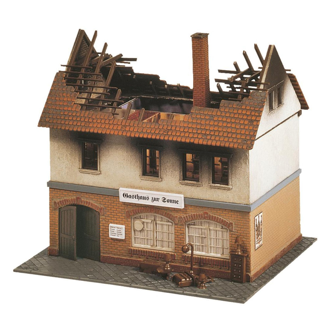 FALLER Brandruine Gasthaus Zur Sonne Modellbausatz mit 114 Einzelteilen 136 x 119 x 119 mm I Modelle