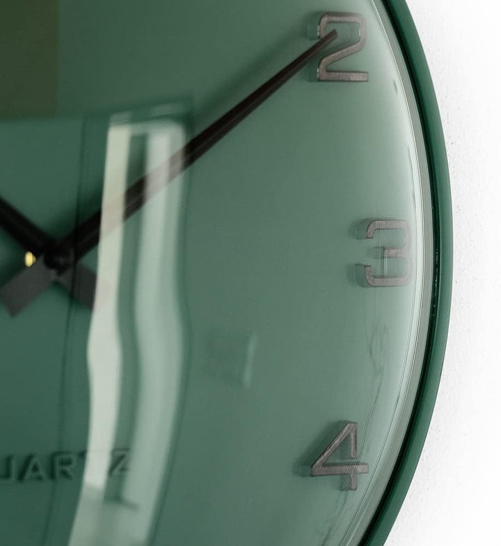 PRIM Design-Kunststoffuhr Bloom II – A, Moderne Wanduhr im Retro Style, Grün, gewölbtes Glas, luxuri