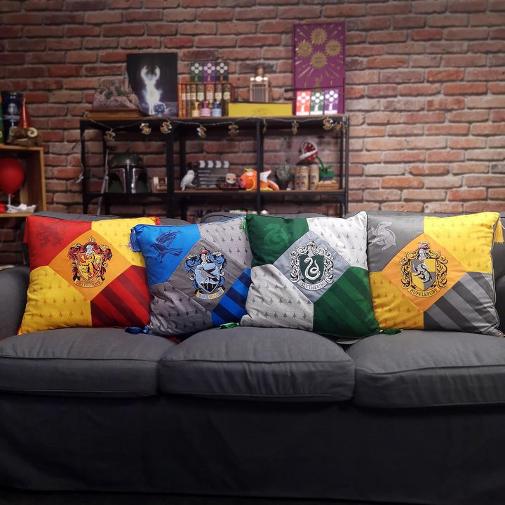 Elbenwald Harry Potter Kissen mit Quasten im Ravenclaw Design mit gesticktem Wappenpatch in den Haus