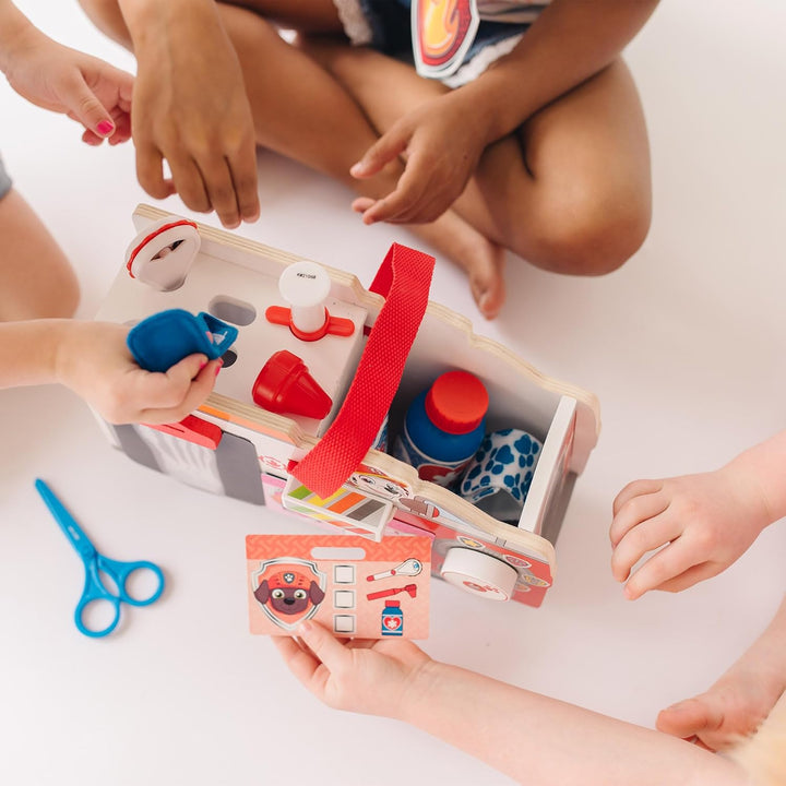 Melissa & Doug PAW Patrol Marshalls Arztset aus Holz, PAW Patrol Rettungswagen mit Erste-Hilfe-Kaste