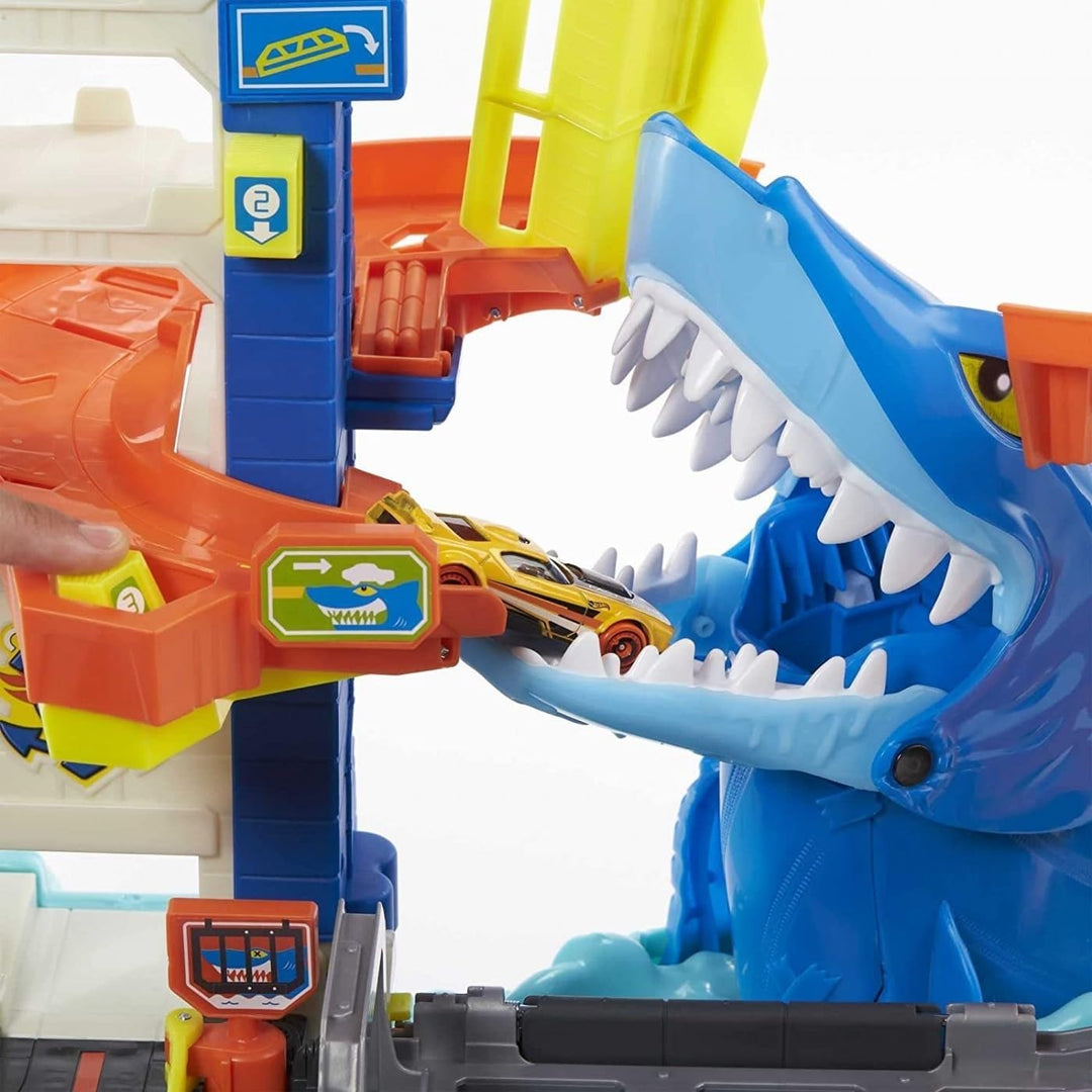 Hot Wheels Hai-Angriff Autorennbahn für Überraschungseffekte, inkl. 1 Spielzeugauto, Auto Spielzeug