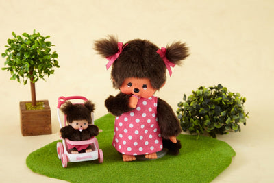 Sekiguchi 254930 - Original Monchhichi Mutter mit Kind im Kinderwagen, Plüschfigur mit Pünktchenklei