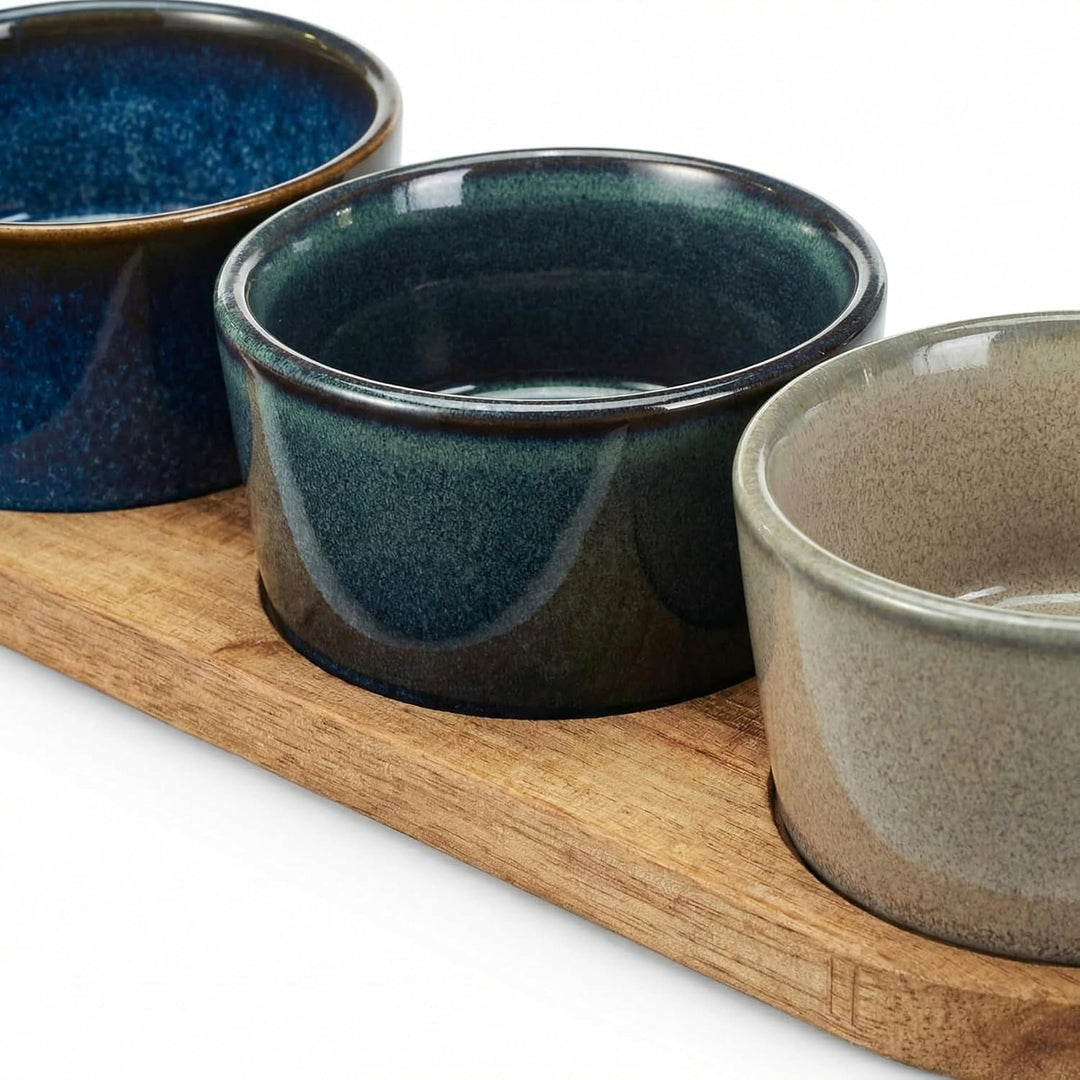 MIJOMA Servierset 4-teilig – Drei Steingut-Schalen in Reactive-Glaze-Tönen – Akazienholz-Tablett FSC
