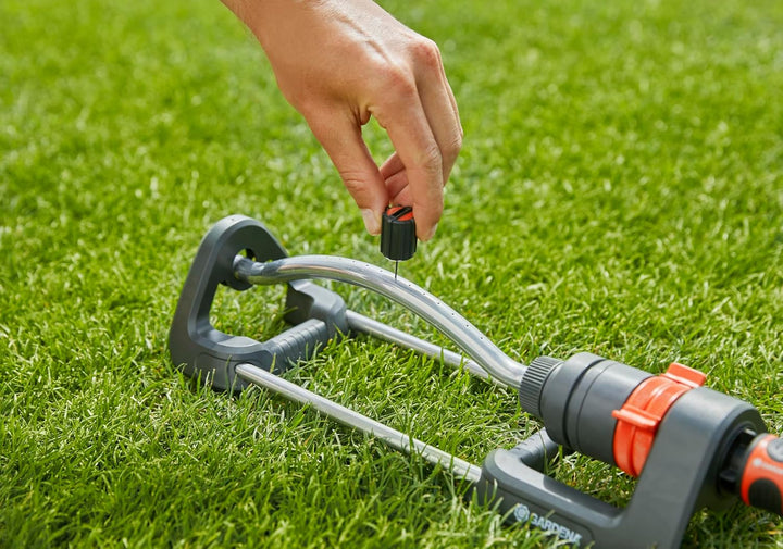 Gardena Viereckregner Aqua S: Rasensprenger zur Bewässerung von Flächen von 90-220 m², Reichweite 7-