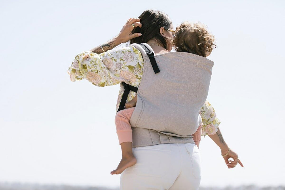 Tula Toddler Linen Babytrage für Kleinkinder, Ergonomische Kindertrage Bauchtrage Rückentrage, Sand