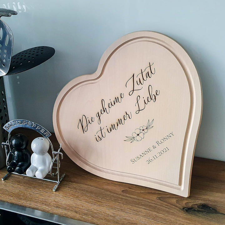 Schneidebrett Personalisiert aus Holz mit Gravur - Holzbrett Herzform als Geschenk zum Valentinstag,