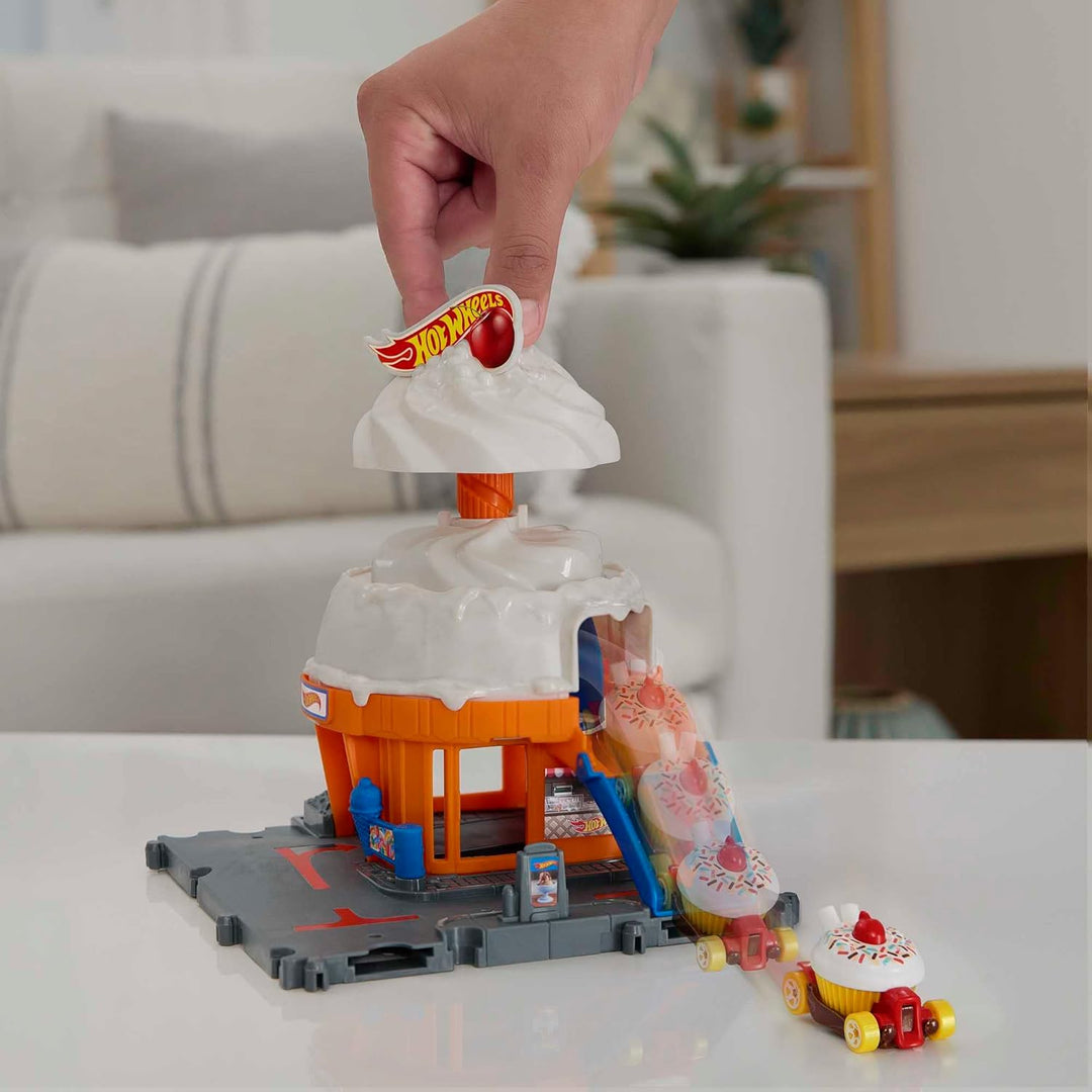 Hot Wheels City Downtown Spielset Eiskrem-Strudel - Rennbahn-Action mit manuellem Aufzug, Eiskrem-Wi