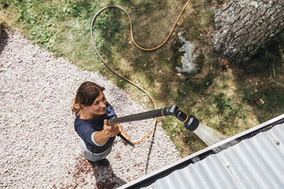 Fiskars Giessstab mit 3 Funktionen, Schwenkbarer SoftGrip Düsenkopf, Durchflusskontrolle, Universalg