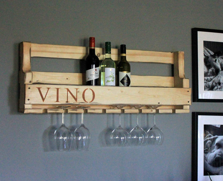 Weinregal aus Holz für die Wand - mit Gläserhalter und VINO Schriftzug - Rostoptik - fertig montiert