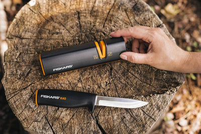 Fiskars Universalmesser, Inklusive Köcher zum sicheren Verstauen, Länge: 22,5 cm, Schwarz/Orange, K4