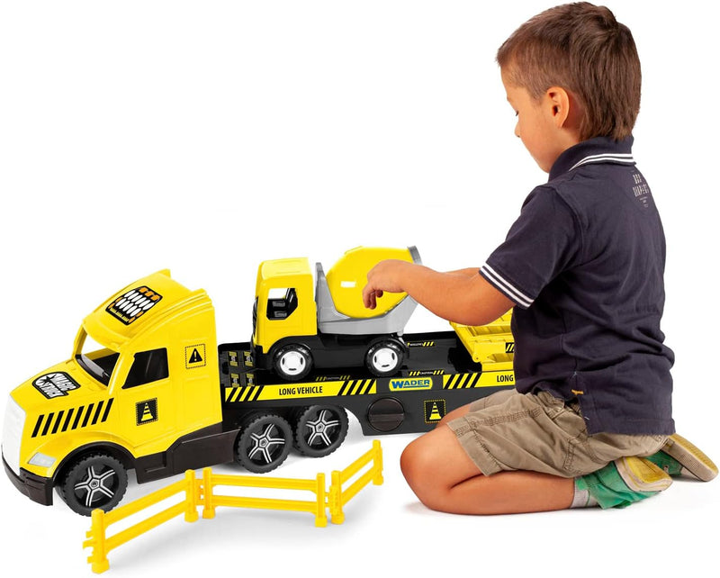 Wader 36460 - Magic Truck Tieflader mit Betonmischer, Absperrgittern und Rampen, ab 3 Jahren, ca. 79