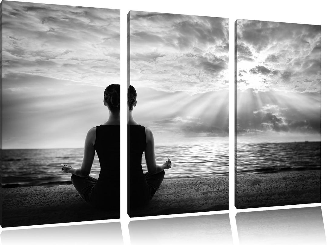 Pixxprint Frau meditiert am Strand als Leinwandbild | Grösse: 3 Teilig (120x80) | Wandbild| Kunstdru