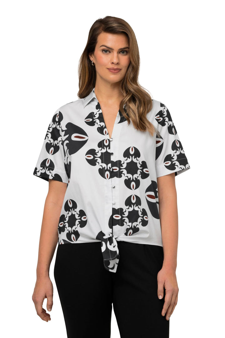 Ulla Popken Damen grosse Grössen Übergrössen Plus Size Bluse, grafischer Druck, Saumknoten, Hemdkrag