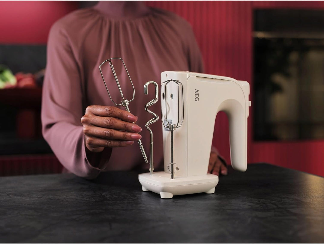AEG Handmixer mit Rührbesen, AHM4W, 500 W, 5 Geschwindigkeiten, Turbo-Funktion, ideal zum Mixen, Kne