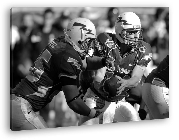 deyoli mutige Footballspieler Format: 80x60 Effekt: Schwarz/Weiss als Leinwand, Motiv fertig gerahmt