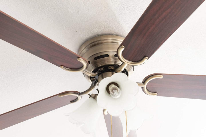 Pepeo - Kisa Deckenventilator mit Beleuchtung | Ventilator mit Zugschalter in Messing mit Wendeflüge
