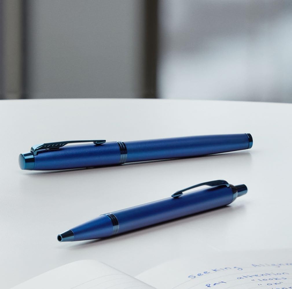 Parker IM Monochrome Kugelschreiber | blaue Tinte | Oberfläche und Zierteile in Blau | medium Spitze