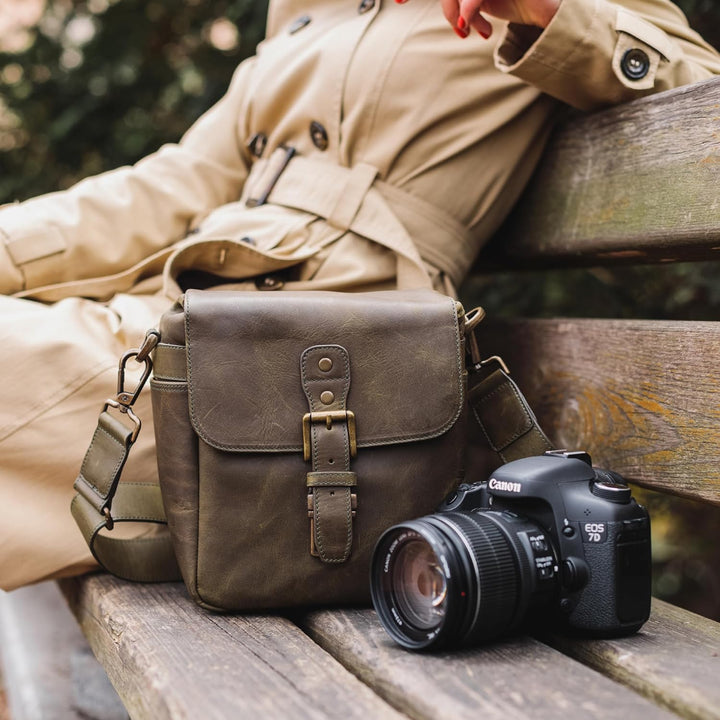 MegaGear MG1702 Torres Mini Kameratasche - Kuriertasche aus echtem Leder für Spiegellose, Sofortbild