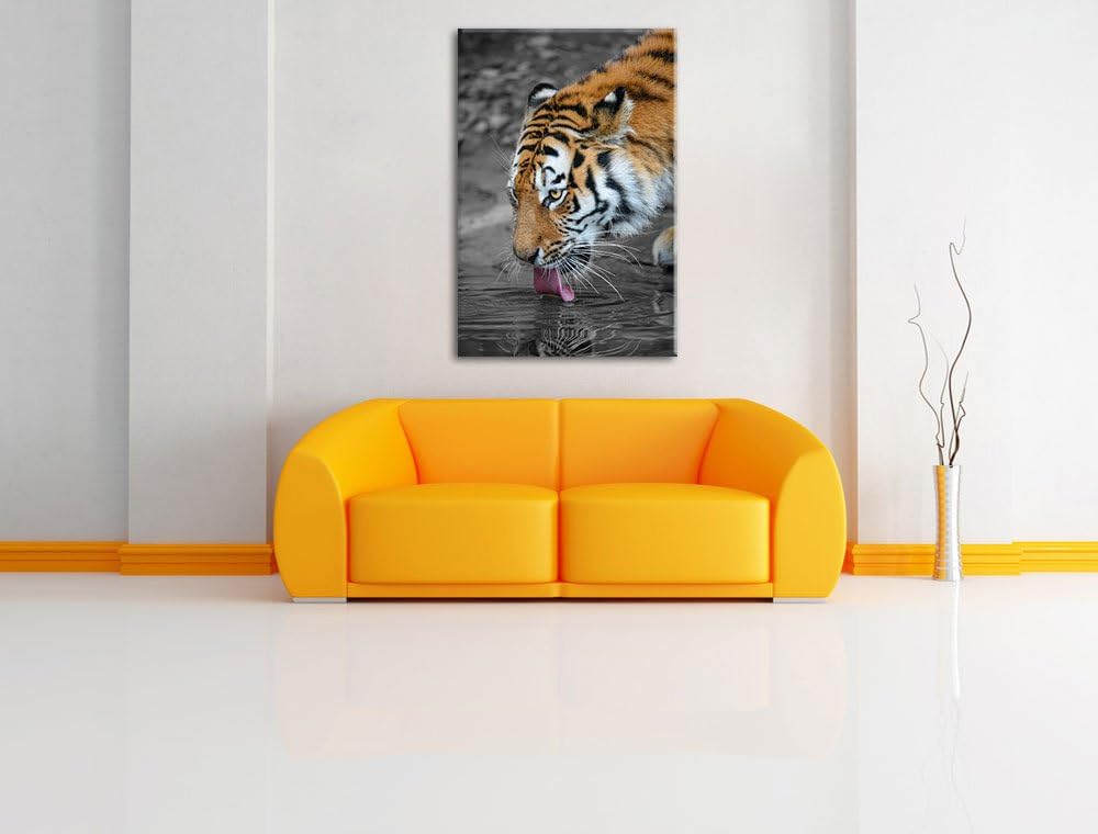 stolzer Tiger am Wasser schwarz/weiss auf Leinwand, XXL riesige Bilder fertig gerahmt mit Keilrahmen