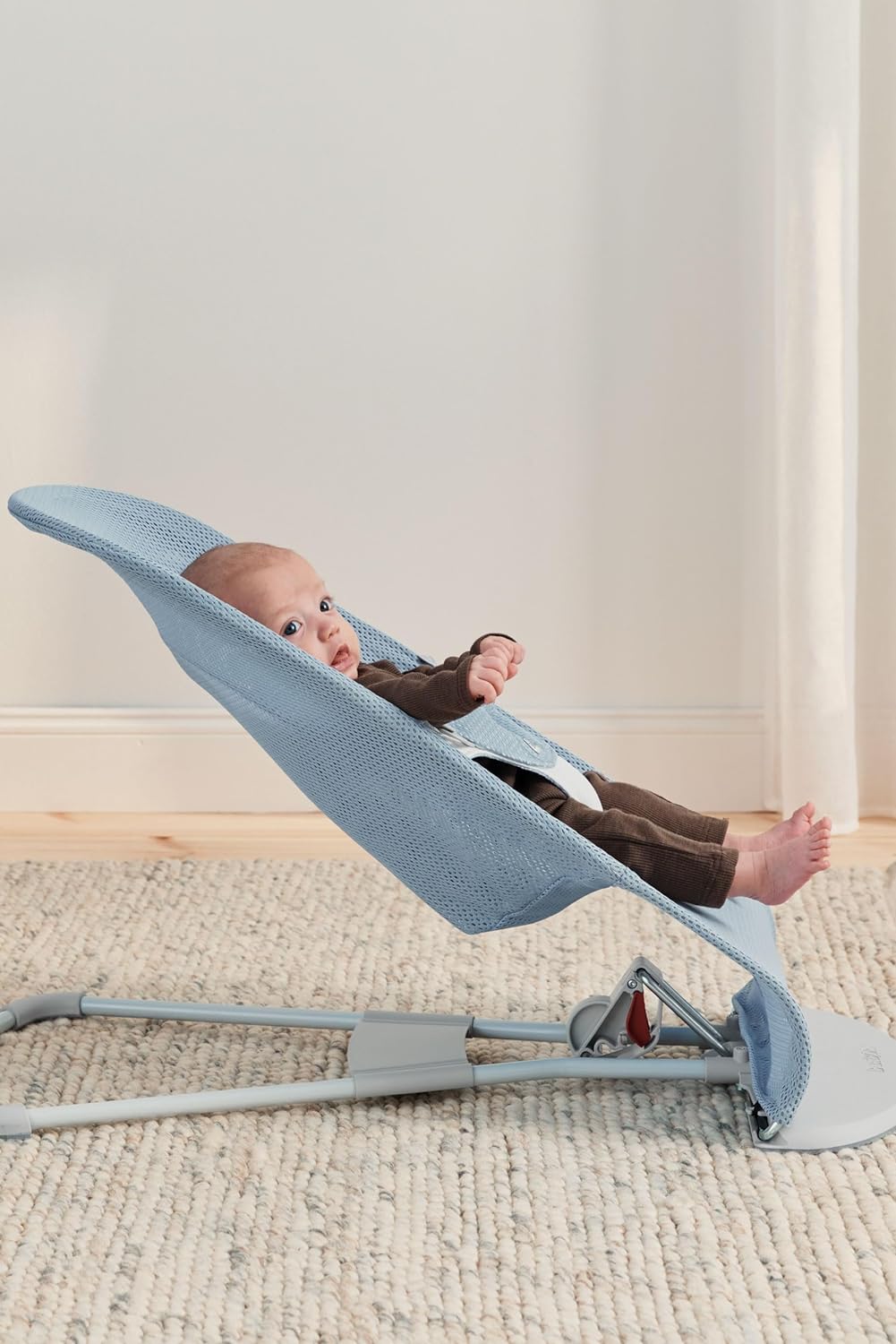 BabyBjörn Babywippe Balance Soft, Hellgrauer Rahmen, Netzstoff, Himmelblau/Weiss Netzstoff Himmelbla