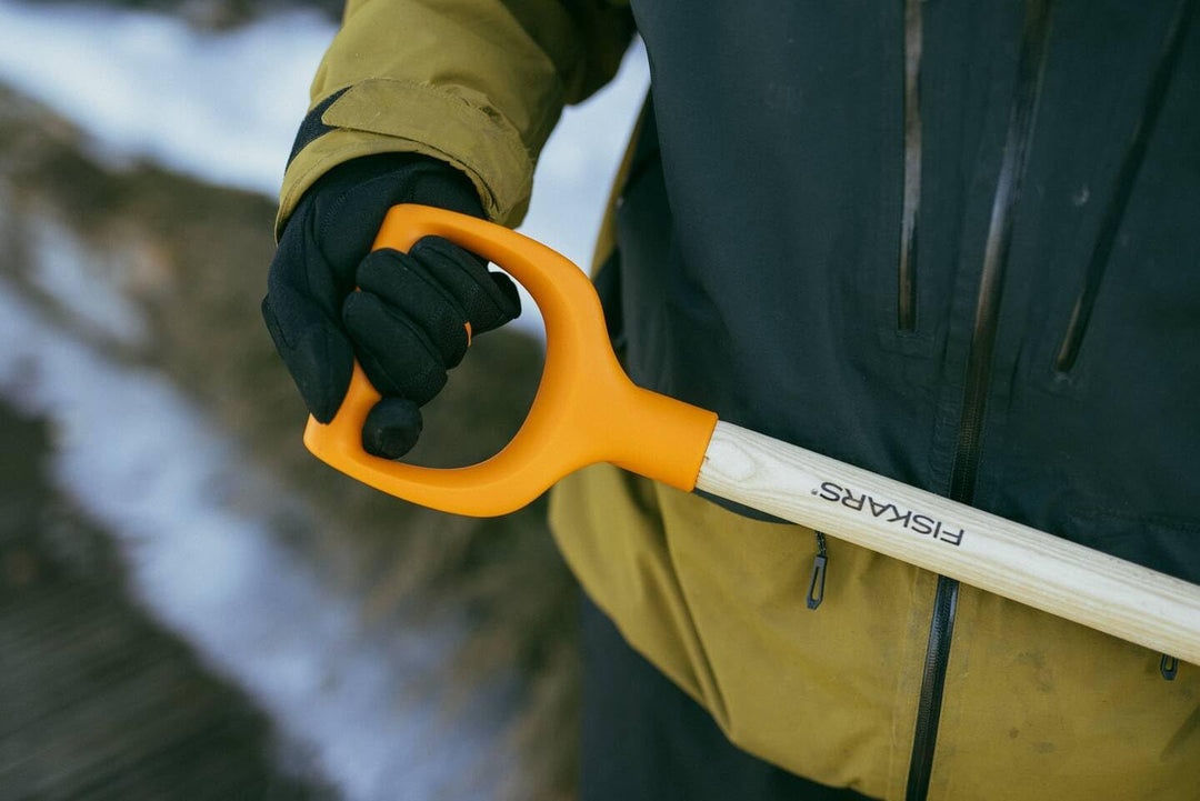 Fiskars Schnee- und Kornschaufel, Blattbreite: 31 cm, Aluminium-Blatt/Birkenholz-Stiel mit Kunststof