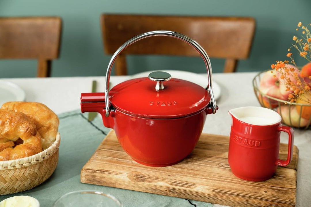 STAUB Teekanne/Wasserkessel, rund 16,5 cm, 1,15 L mit mattschwarzer Emaillierung Im Inneren des Kess