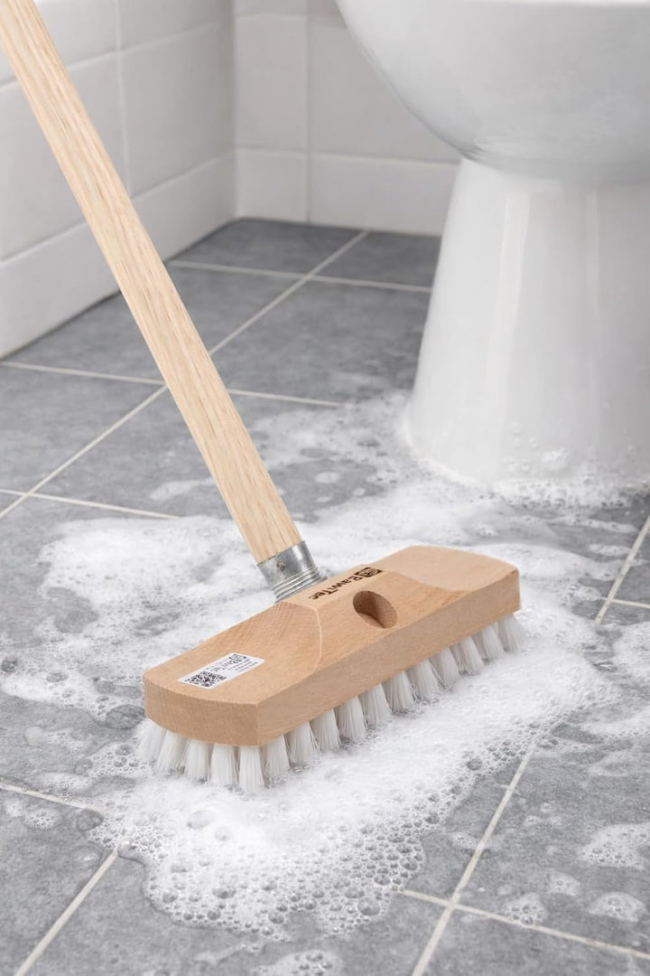 BawiTec Qualitäts Schrubber Schrubberbürste 22cm mit Stiel 120cm Lackiert Scheuerbürste Weisse Harte