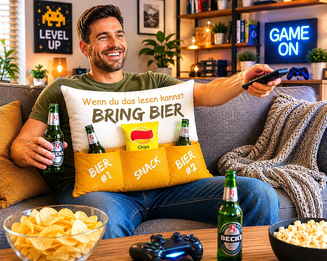 KAMACA Bierkissen mit 3 Taschen 43x43 cm – Flauschig gefülltes Kissen mit Spruch „Bring Bier“ – Lust