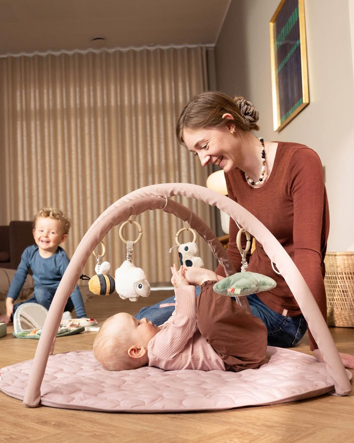Done by Deer Spielbogen Baby mit Spielmatte und 4 x Anhänger/Babyspielzeug - Rassel, Glöckchen, Knis