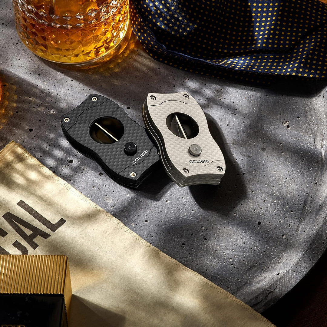 Colibri V-Cut Zigarrenschneider | Graues Kohlefaserdruck | Federauslöser | Tiefer 7mm V-Schnitt | Bi