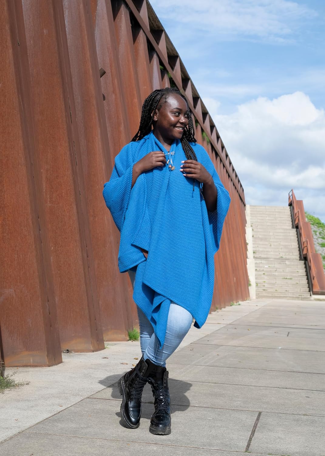 KNIT FACTORY - Jazz Poncho - Elegant Gestrickter Damen Cape - Wickelschal mit Wolle - Hochwertige Qu