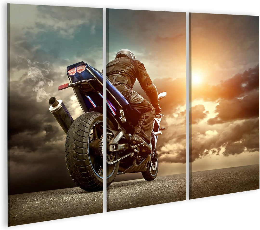 islandburner Bild auf Leinwand Mann Sitzt Auf Dem Motorrad Auf Asphalt Unter Himmel Mit Wolken Bilde