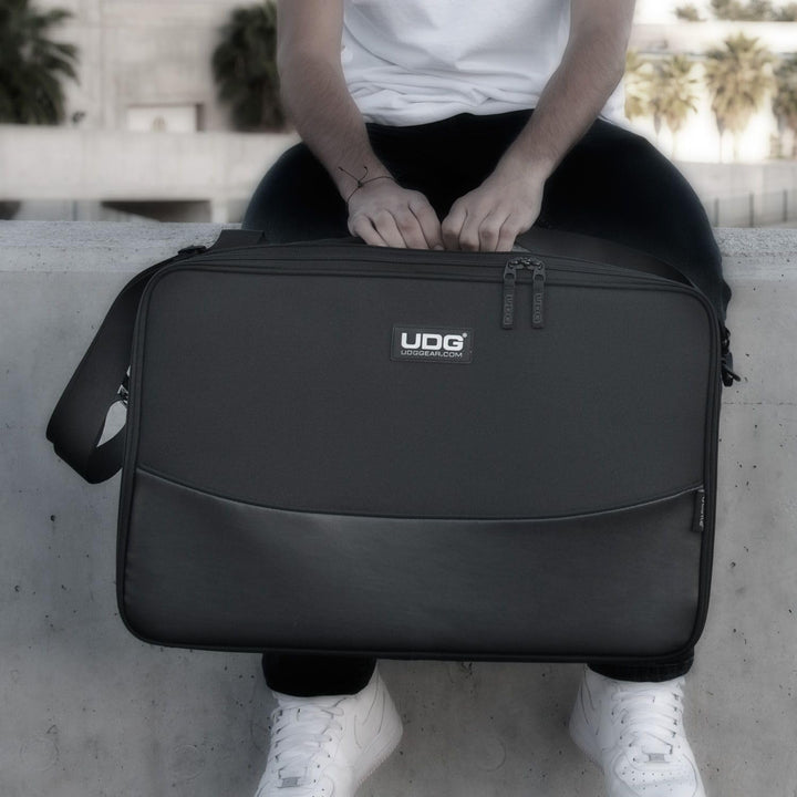 UDG Urbanite MIDI Controller Sleeve Medium Schwarz U7101BL, M
