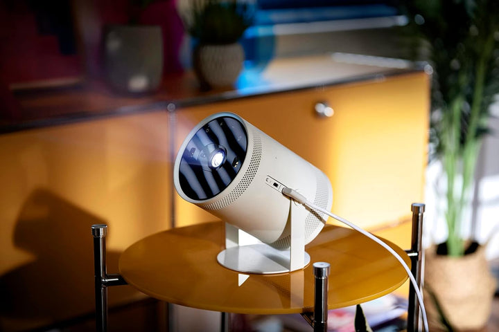 SAMSUNG The Freestyle FHD HDR Smart-Projektor für Innen- und Aussenbereich, 76,2 cm – 254 cm (30 Zol