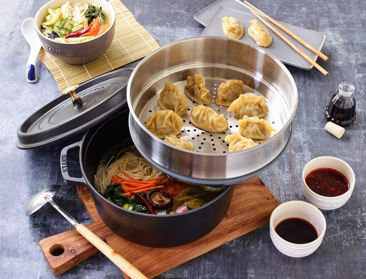 STAUB Gusseisen Bräter/Cocotte, mit Dämpfeinsatz, Rund 26 cm, 5,2 L, Aromaregen Funktion, Für alle H