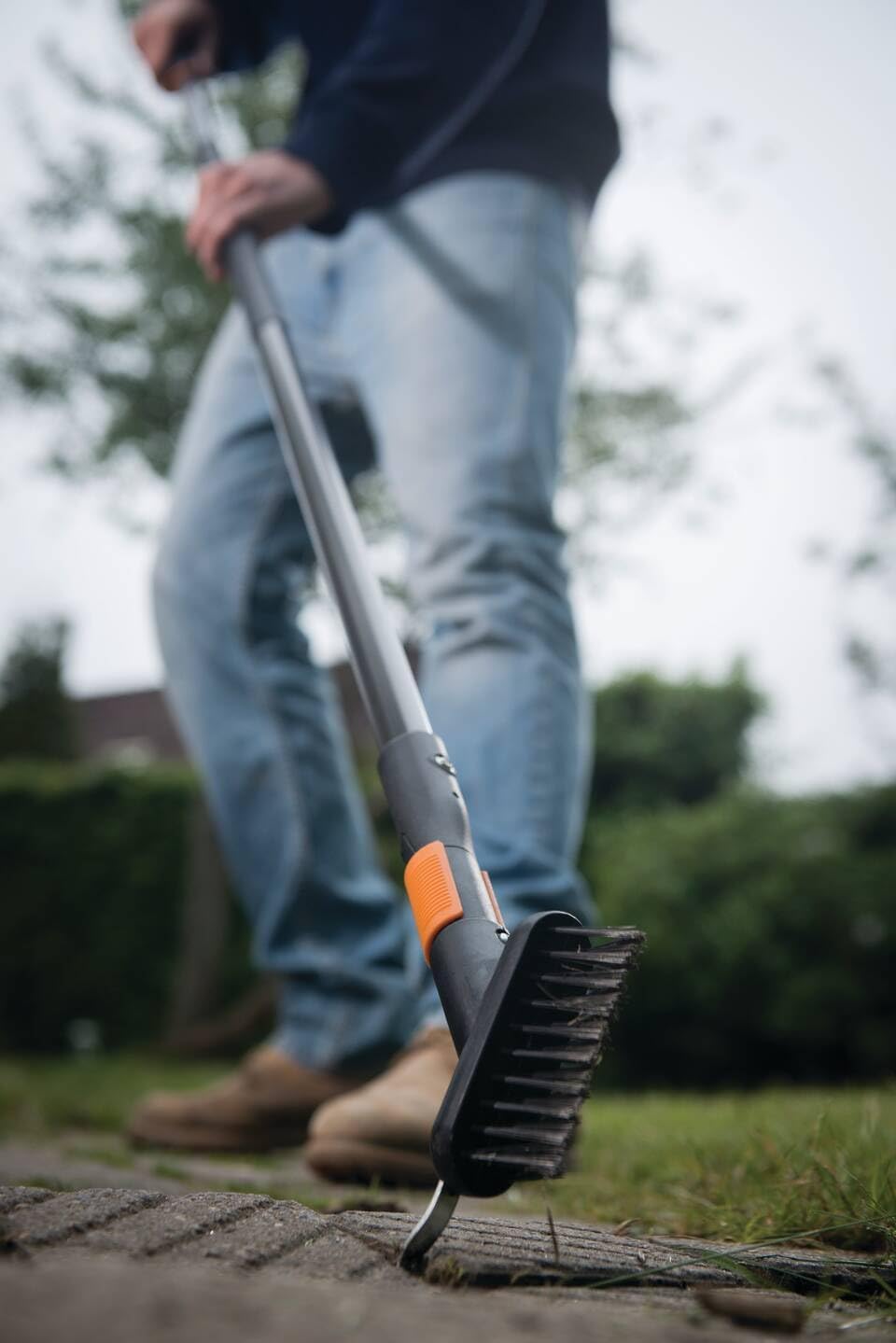 Fiskars Fugenbürste mit zusätzlicher Kratz-Klinge, Gerätekopf, Länge: 18,5 cm, Breite: 15 cm, Stahl-